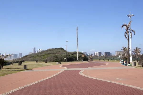 Baksteen geplaveid loopbrug op Beach Promenade Durban, Zuid-Afrika — Stockfoto