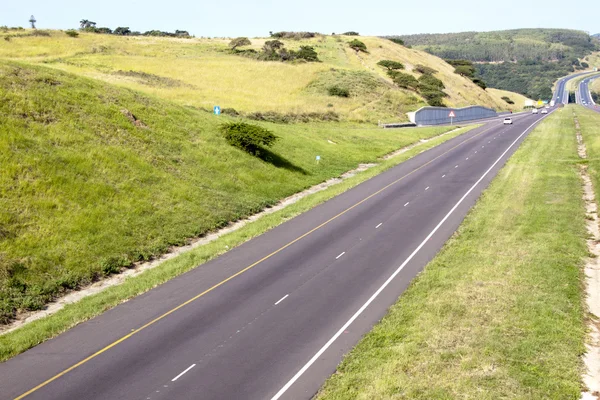 Dubbel Lane Highway försvinner i fjärran — Stockfoto