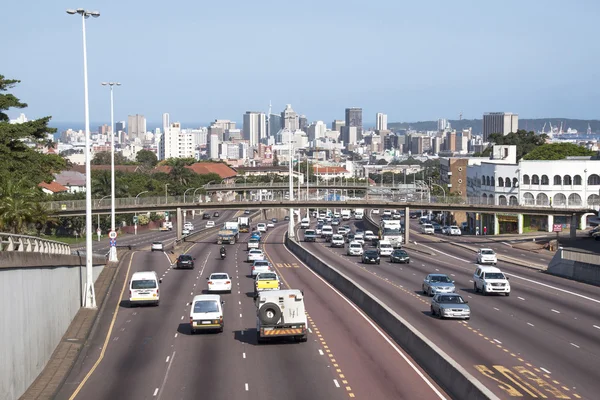 Západní dálnice vedoucí do centrální Durban, jak je patrné z Tollgat — Stock fotografie