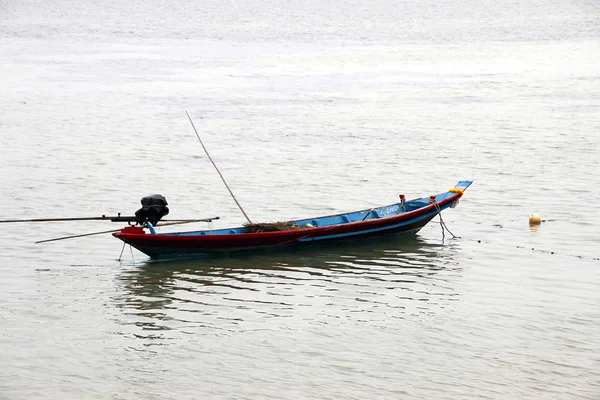 Taiwanesisches Fischerboot am ruhigen Fluss festgemacht — Stockfoto
