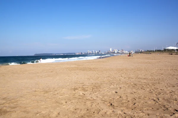 Durban Beach con edificios de la ciudad y acantilado visible en segundo plano — Foto de Stock