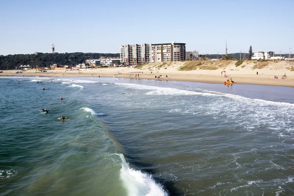 Muitas pessoas e surfistas na praia de Vetch em Durban — Fotografia de Stock