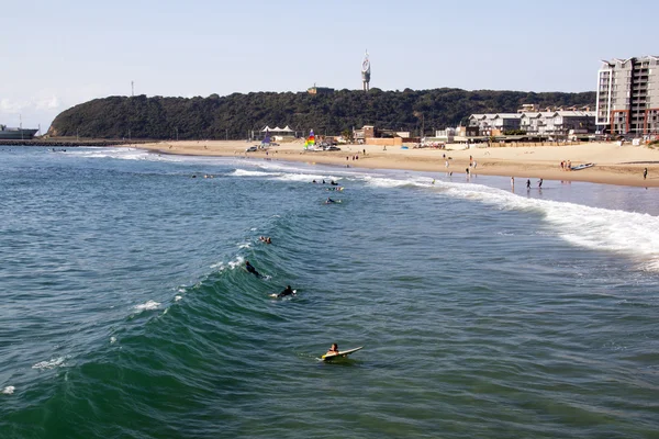 Gente y surfistas en la playa de Vetch en Durban — Foto de Stock