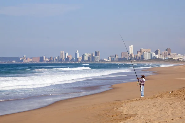 Pescador individual Pesca en el océano en Durban, Sudáfrica — Foto de Stock