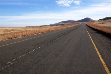 Empy kırsal asfalt yol tepelere lider