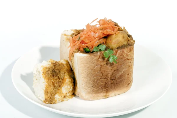 Estúdio tiro carneiro Curry Bunny Chow e Sambles — Fotografia de Stock