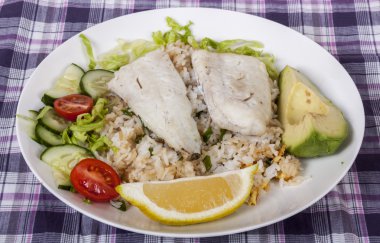 Kızarmış pirinç avokado ve salata ile beyaz balık