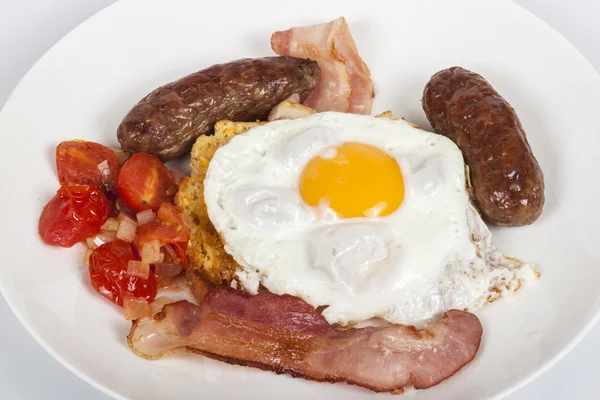 Traditionell frukost med ägg, Bacon, korv, tomat och rostat bröd — Stockfoto