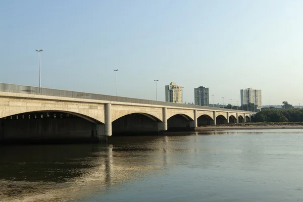 Puente sobre el río Umgeni con edificios de apartamentos en segundo plano — Foto de Stock