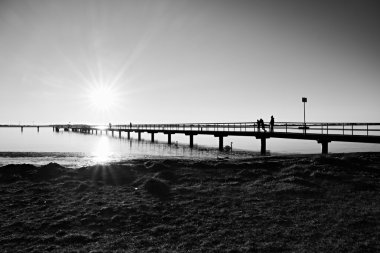 Sabah Harbor. Deniz üzerinde rıhtımda turistler yürümek. Açık mavi gökyüzü, yumuşak su seviyesi