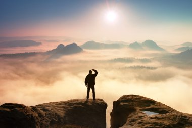 Kayalar renkli puslu sabah. Gözleri gölgeleme rock İmparatorluğu'na karanlık örtüsü turist 