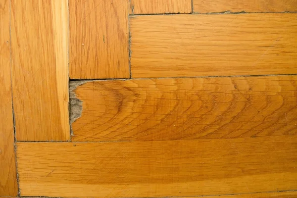 Worn out wooden floor of sports hall. Light wood flooring worned by use and time — Stock Photo, Image