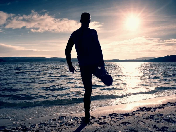 Sylwetka sport aktywny dorosły człowiek działa i ćwiczenia na plaży. Spokojne wody — Zdjęcie stockowe