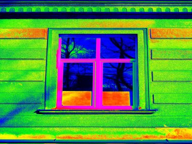 Termografi tarama. Eski stil penceresi olan tuğla ev geleneksel inşaatı. Termal atık harita.