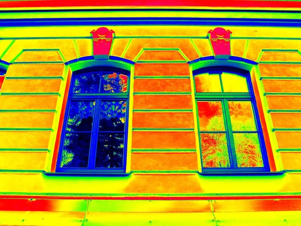 热像仪扫描。传统的砖房建筑与旧式窗户。热废物 — 图库照片