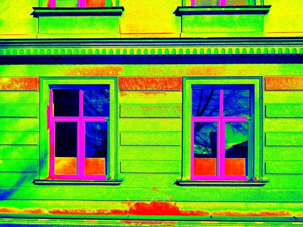 热像仪扫描。传统的砖房建筑与旧式窗户。热废物图. — 图库照片