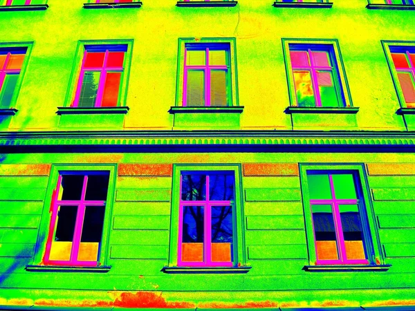 热像仪扫描。传统的砖房建筑与旧式窗户。热废物图. — 图库照片