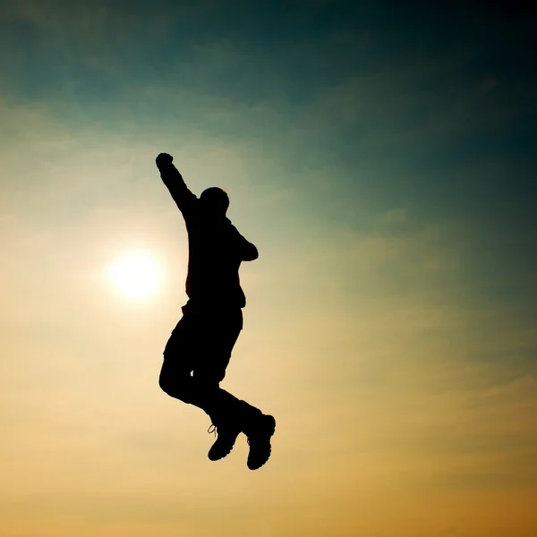 Hombre volador. Joven cayendo sobre el fondo del cielo . — Foto de Stock