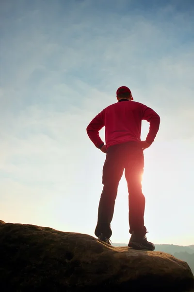 Slim turista en el pico agudo de la roca en el parque de imperios de roca está vigilando el valle al sol — Foto de Stock