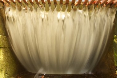 Büyük kristal su akar underground oluğu şelale aşağı in.