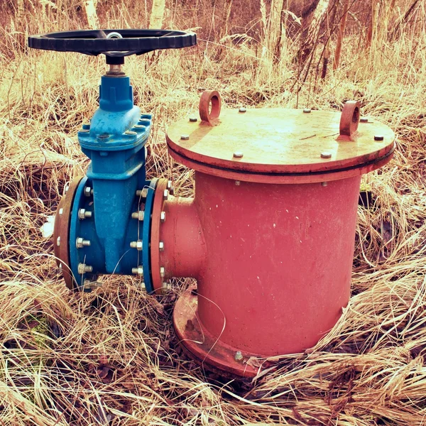 Altes Expansionsrohr aus Trinkwasserleitungen, verbunden mit neuem blauen Ventil und neuen blauen Verbindungselementen. neues Auslassventil. — Stockfoto