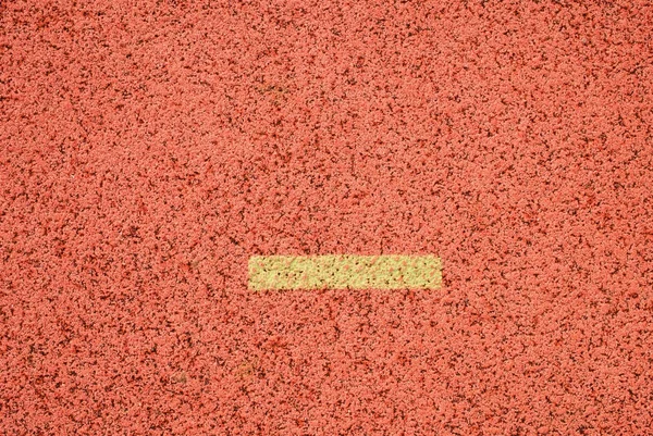 Sárga jelek. Fehér vonalak és a textúra a futó versenypálya, piros versenypályák szabadtéri stadionban — Stock Fotó
