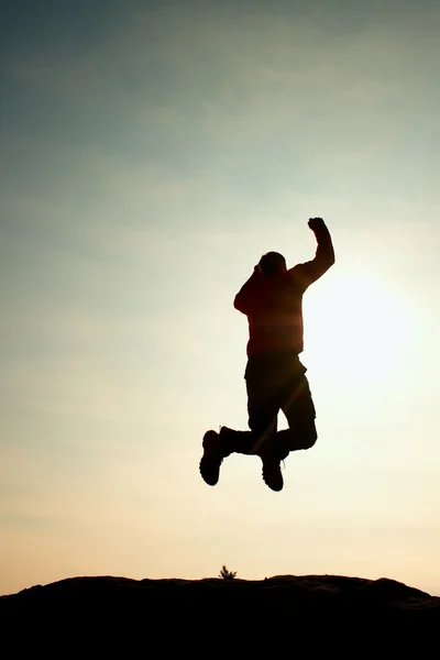 Hombre volador. Joven cayendo sobre el fondo del cielo . — Foto de Stock