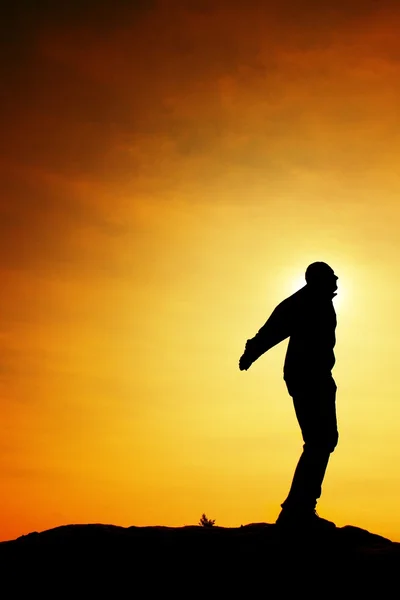 Hombre listo para saltar. Hombre loco adulto está saltando sobre fondo de cielo colorido.Silhouette del hombre y hermoso cielo puesta de sol . — Foto de Stock