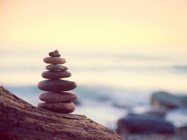 Deniz kıyısında taş pyramide dengeli