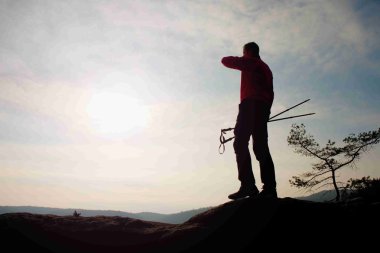 Yalnız yetişkin adam backpacker dağ tepe üzerinde açık görünüm güneş doğarken