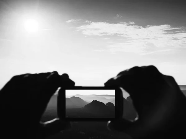 Смартфон мобильного фото солнечного горного ландшафта — стоковое фото