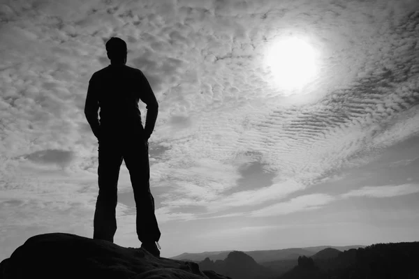 Турист стоит на остром углу скалы из песчаника в парке рок-империй и наблюдает за Солнцем . — стоковое фото
