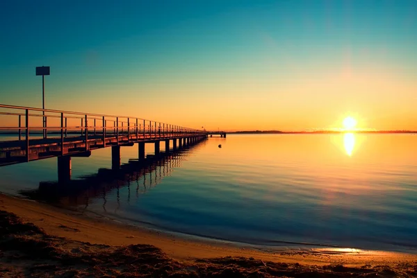 Romantik sabah Harbor. Turistler pier inşaat deniz yukarıda. Güneşli açık mavi gökyüzü — Stok fotoğraf