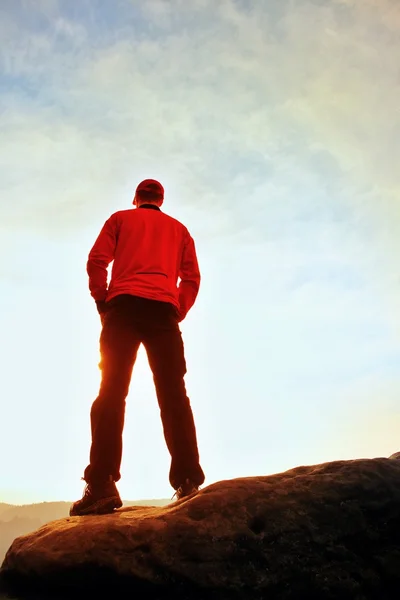 Schlanker Tourist auf dem steilen Gipfel des Felsens in Rock Empire Park wacht über Tal zur Sonne — Stockfoto