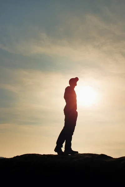 Silueta humana de pie sobre pedestal rocoso en el fondo de la naturaleza amanecer . — Foto de Stock