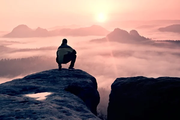 Homme au sommet du rocher de grès dans le parc national Saxe Suisse regardant au soleil. Beau moment — Photo