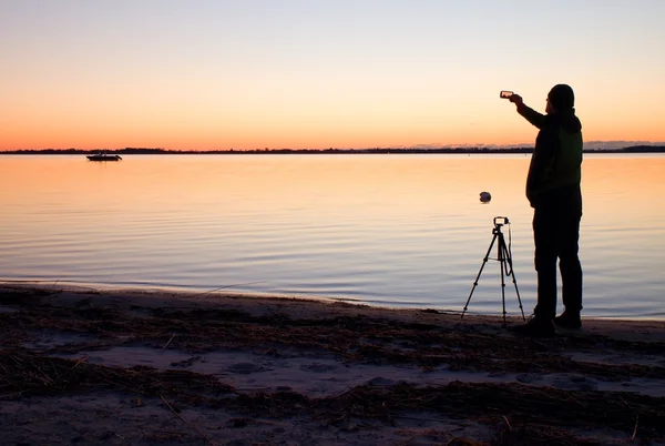 Hombre en la playa fotografía romántica mañana en el mar. Fantástica mañana con nivel de agua suave —  Fotos de Stock