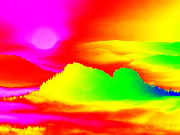 Erstaunliche Thermographie-Foto der hügeligen Landschaft. Herbstsonnenuntergang über einem langen tiefen Tal mit Wald. — Stockfoto