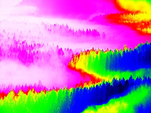 Erstaunliche Thermographie-Foto der hügeligen Landschaft. Herbstsonnenuntergang über einem langen tiefen Tal mit Wald. — Stockfoto