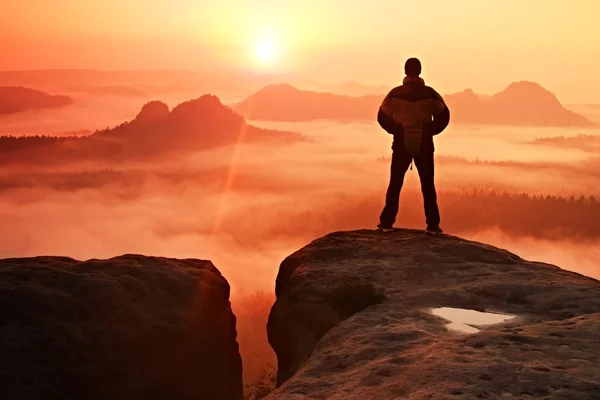 Homem em pico de pedra de arenito no parque nacional Saxônia Suíça observando a Sun. Belo momento. — Fotografia de Stock