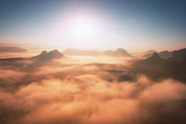 Fantastique lever de soleil de rêve sur le sommet de la montagne rocheuse avec vue sur la vallée brumeuse — Photo