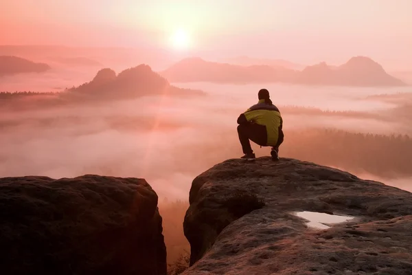 Man on peak of sandstone rock in national park Saxony Switzerland watching to Sun. Beautiful moment — Stock Photo, Image