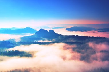 Baharın başlangıcı. Rocky dağlarında gizli derin vadi yukarıda harika rüya gibi gündoğumu. Bahar puslu günü