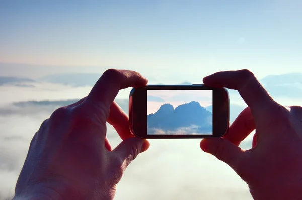 Smart phone mobile photographie de paysages de montagnes rocheuses ensoleillées — Photo