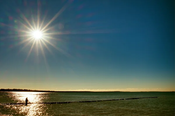 Fisher με ράβδο στη Χρυσή λιακάδα με όμορφη θέα στη θάλασσα. Ψαρεύοντας στα κυματοθραύστες στην θάλασσα — Φωτογραφία Αρχείου