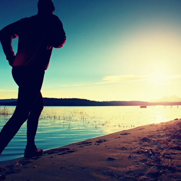 Sportman uitgevoerd bij geweldige zomer zonsondergang langs de kustlijn in de sport en een gezonde levensstijl — Stockfoto