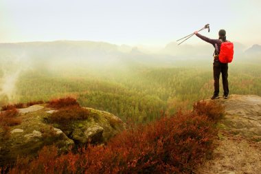Polonyalılar havada dağ Vadisi, açık görünümü ile yalnız yetişkin backpacker puslu yağmurlu bir gün
