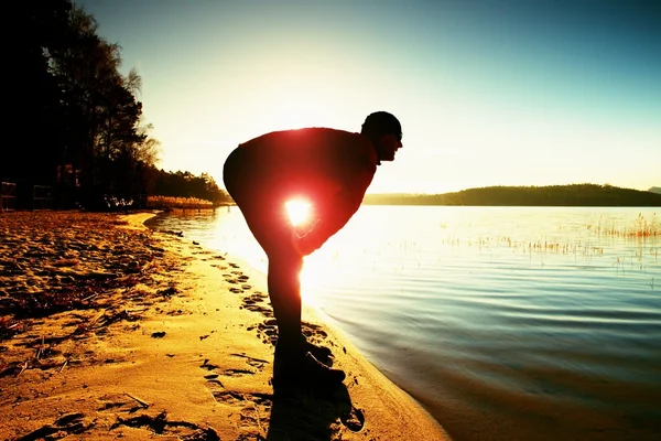 Jogger w odzież fitness, biegnącej wzdłuż wybrzeża plaży sunrise niebieski skyand — Zdjęcie stockowe