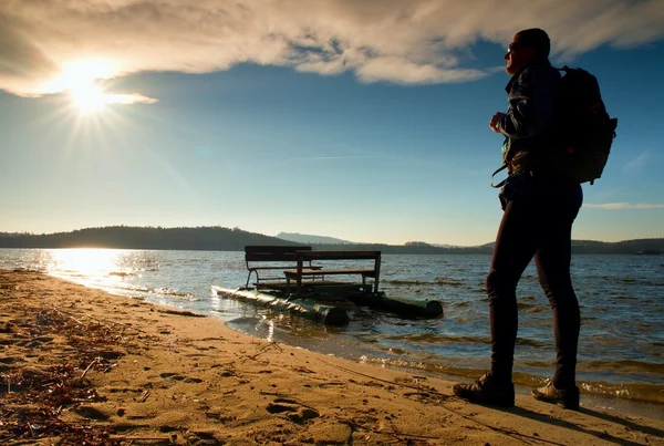 Marcher le long de la mer. Homme avec sac à dos marcher sur la plage à pédalo rouillé. Automne en mer . — Photo