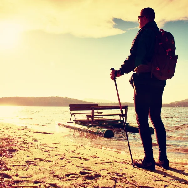 바다를 따라 걸어. 녹슨 페달 보트에 비치 가방 도보와 남자. 가 바다에서. — 스톡 사진